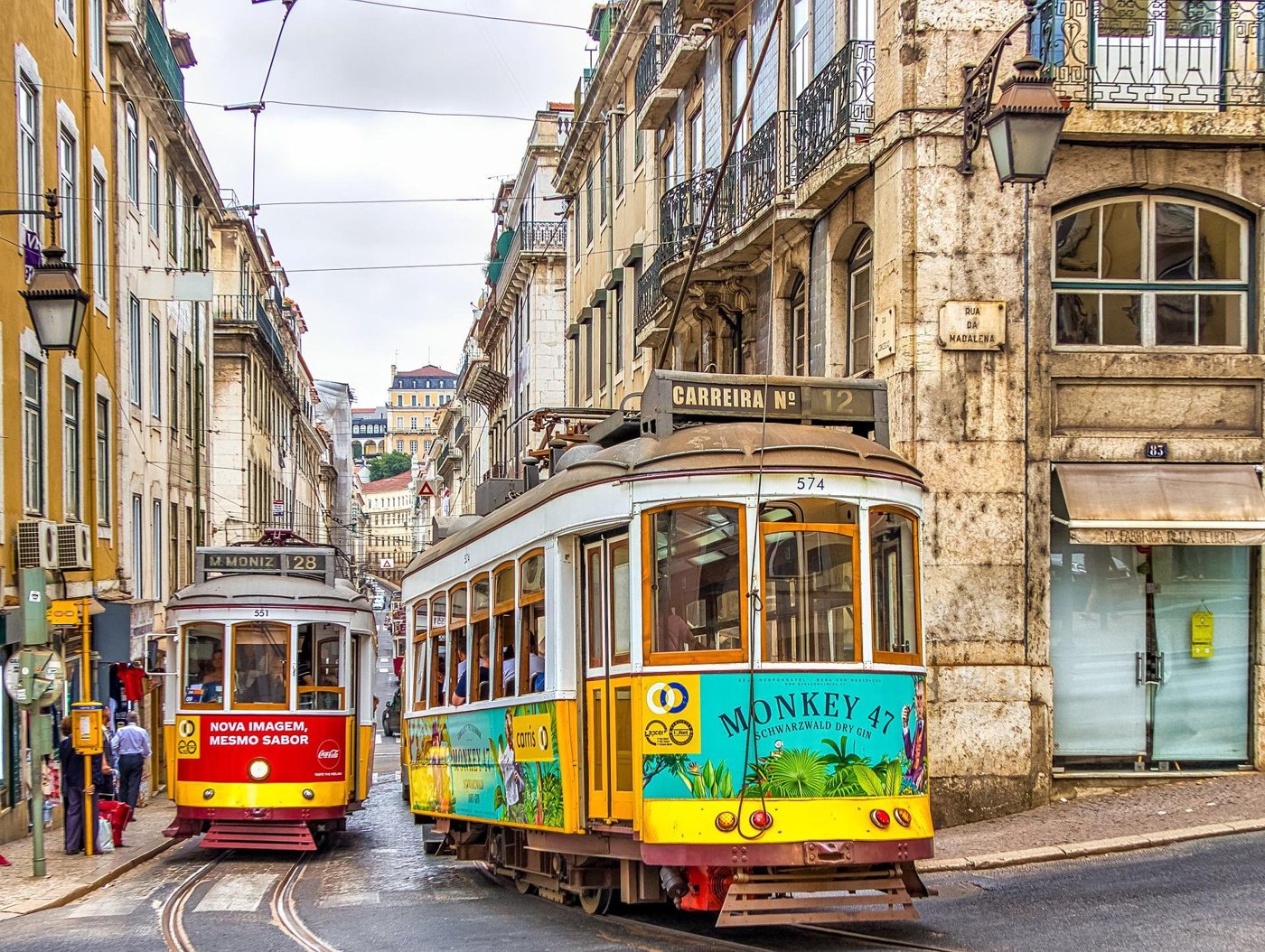 Elétricos na Rua da Madalena, em Lisboa